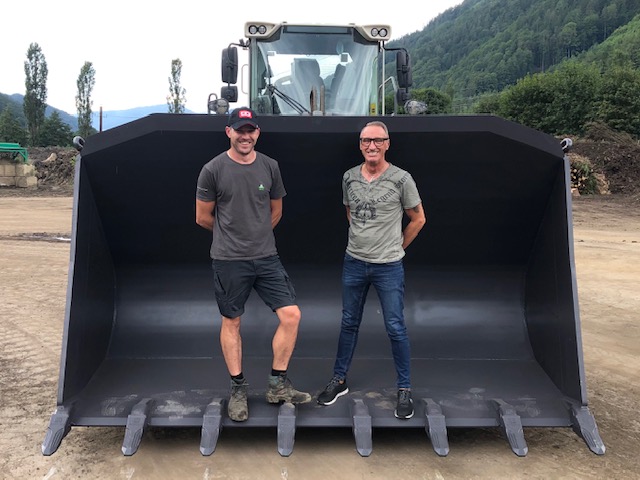 Übergabe Laderschaufel von Bulldozer Parts